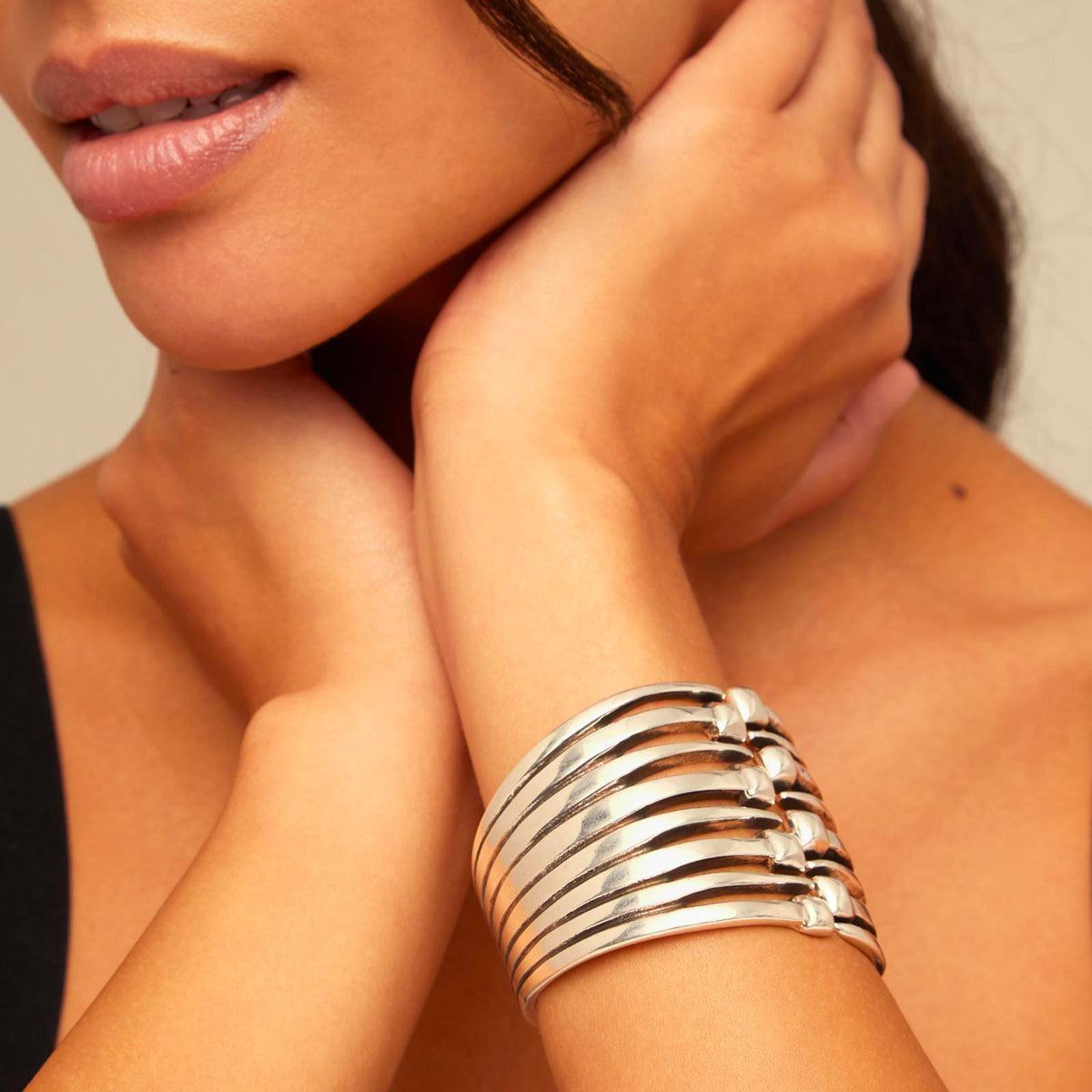 Bracciale alto con Teste di Chiodo