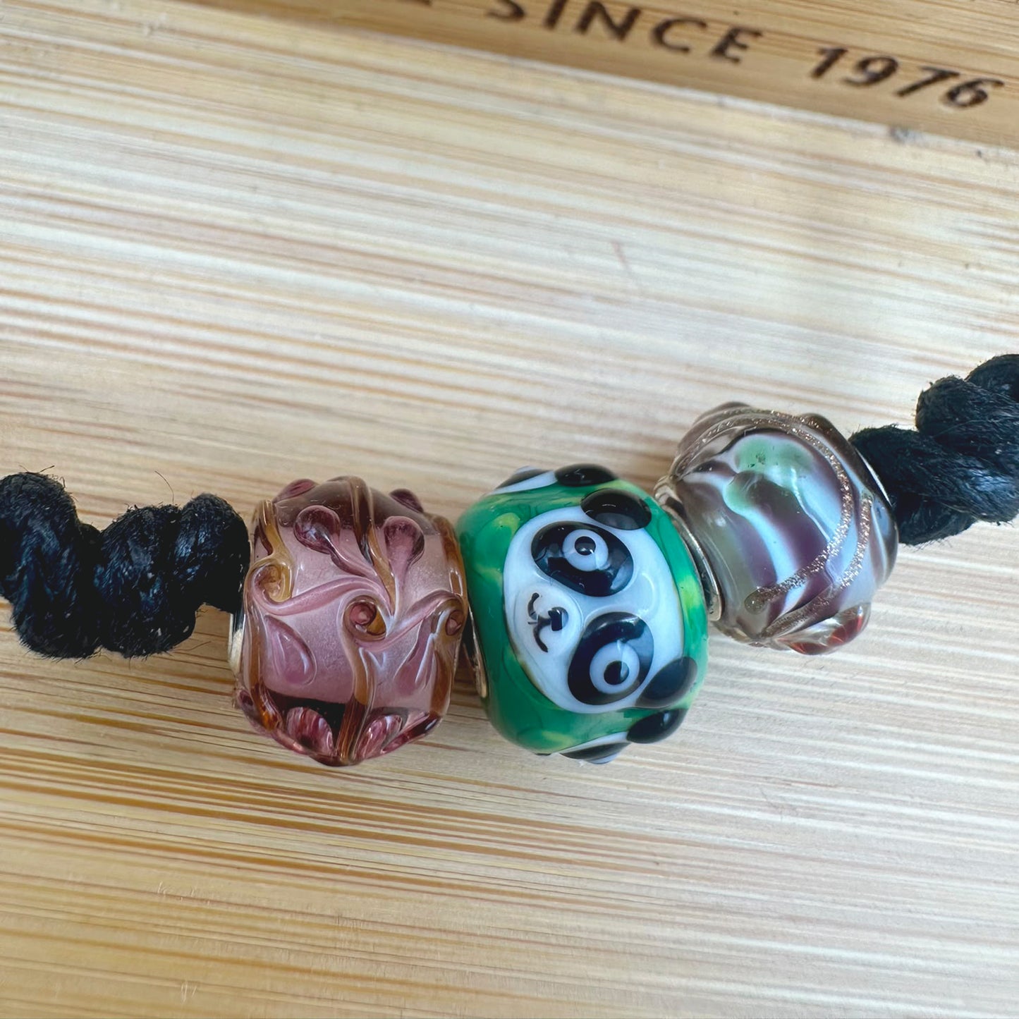 Bracciale Foresta di Bamboo composto da: beads unico rosa-ambrato, beads Panda, beads unico rosa e verde. | Golden Party Trollbeads