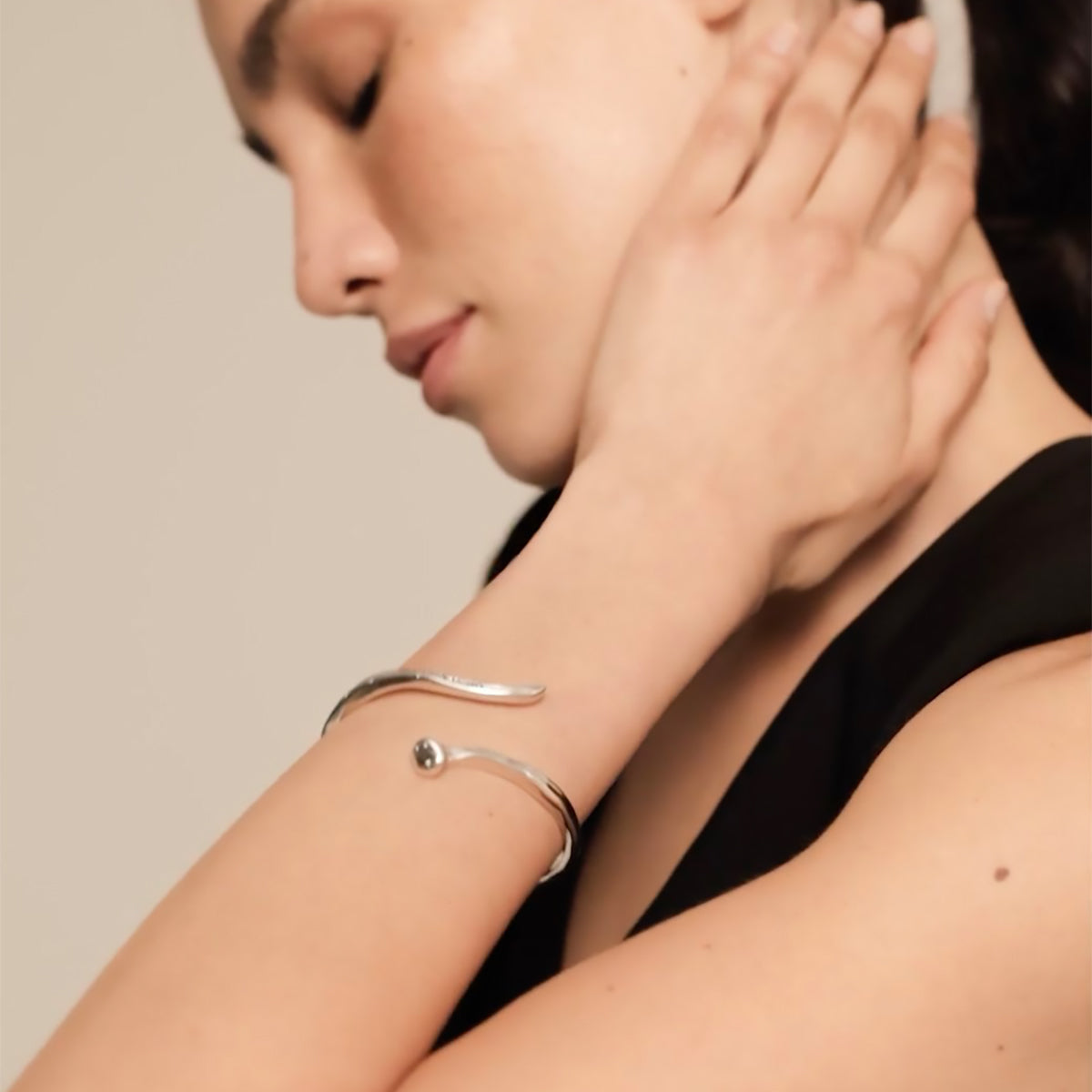 Bracciale rigido a Chiodo