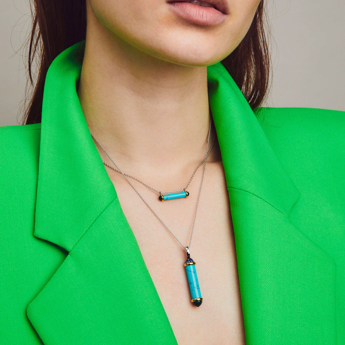 6802TQ - Pendente in Turchese e Malachite TI SENTO-Milano indossato da una modella