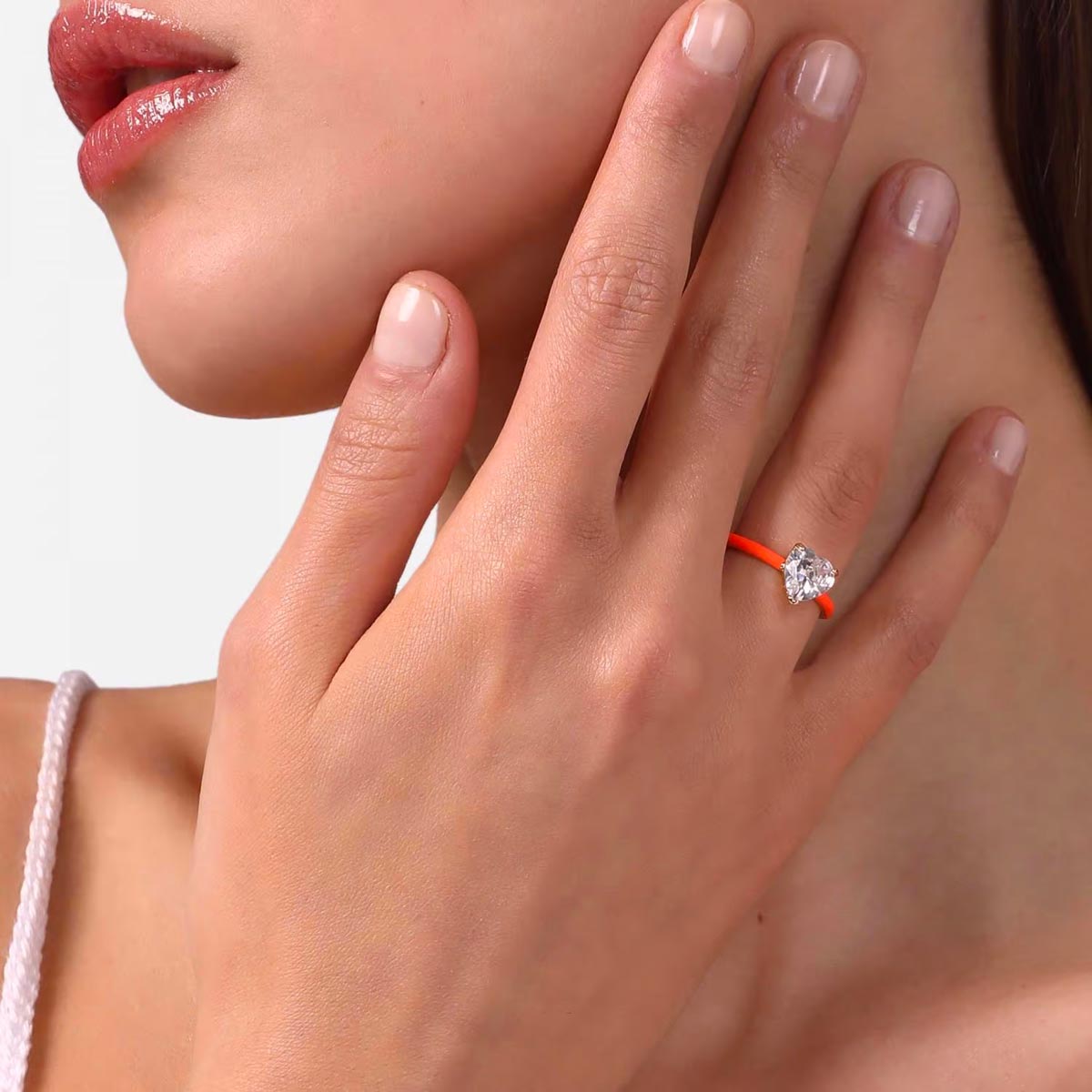 CHIARA FERRAGNI - LOVE PARADE | L'Anello solitario con smalto ARANCIONE indossato da una modella | J19AVI36