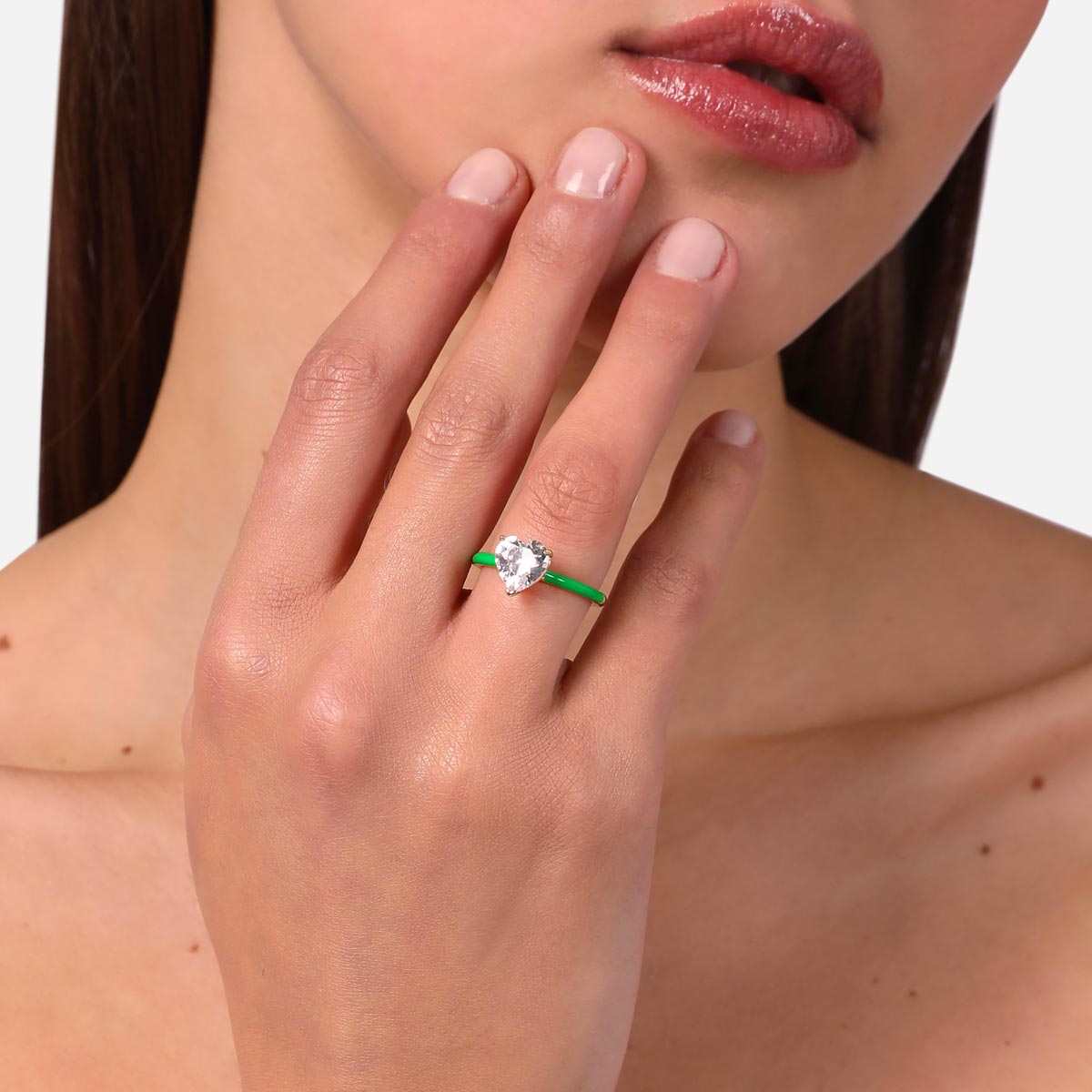CHIARA FERRAGNI - LOVE PARADE | L'Anello solitario con smalto VERDE indossato da una modella | J19AVI37