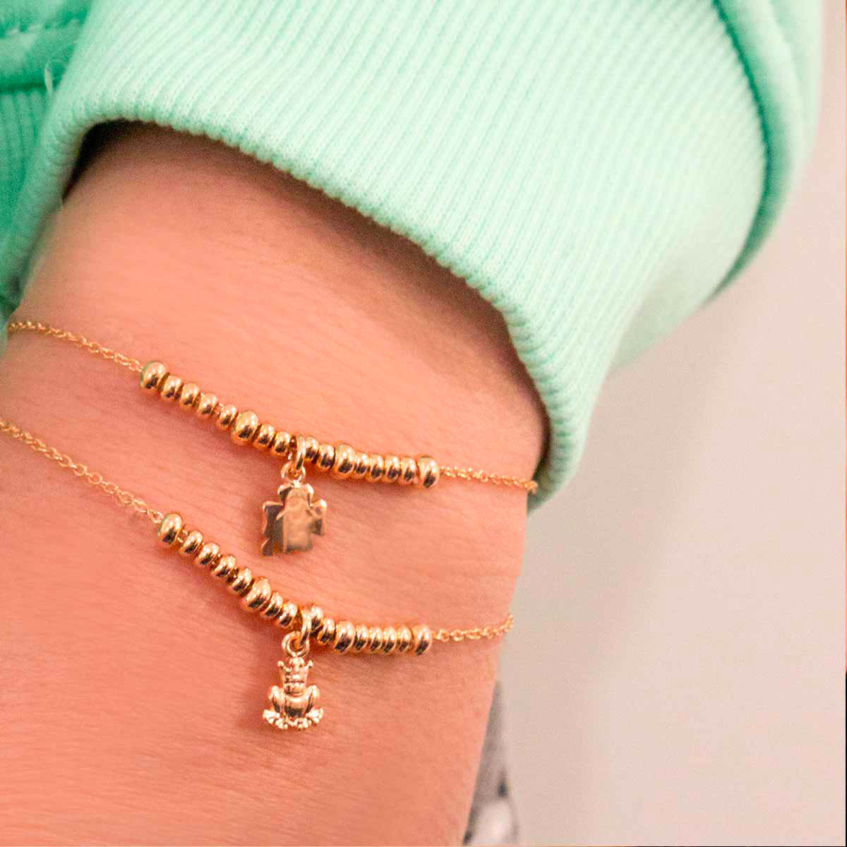 Il Bracciale con micro QUADRIFOGLIO indossato da una modella | Rue des Mille | BR-002 1SOG QUAD
