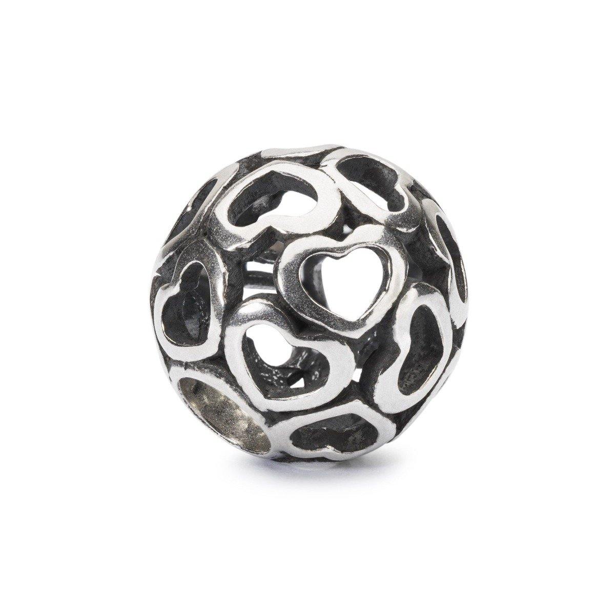 Pallina con tanti piccoli trafori a forma di cuore. Beads realizzato interamente a mano. Il significato che Trollbeads associa al beads è "Il calore del tuo amore riscalda il mio cuore."