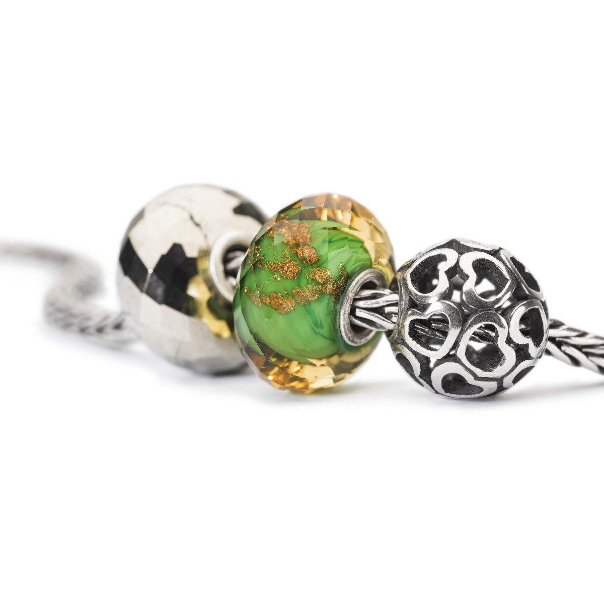 Beads Coperta di Cuori sul bracciale snake Trollbeads insieme a due beads sfacettati.