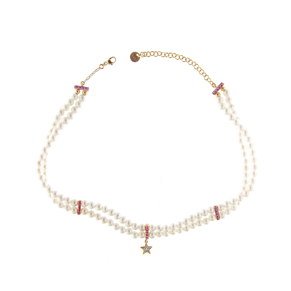 Girocollo modello chocker con due filati di perle di piccole dimensioni congiunti da cinque barrette di zirconi rossi. Al centro, il girocollo ha una piccola stella pendente con zirconi bianchi incastonati a mano. Lunghezza regolabile. Chiusura con moschettone.
