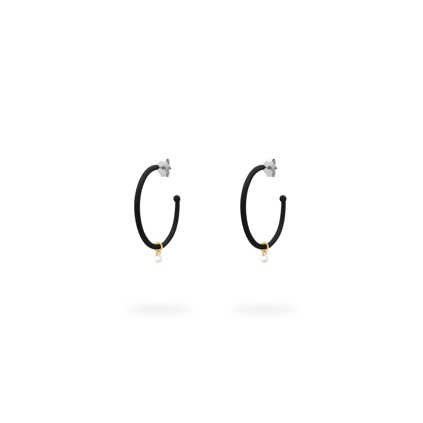 Orecchini a cerchio medio verniciati in nero con zircone bianco pendente - GIPSY CHIC Rue des Mille