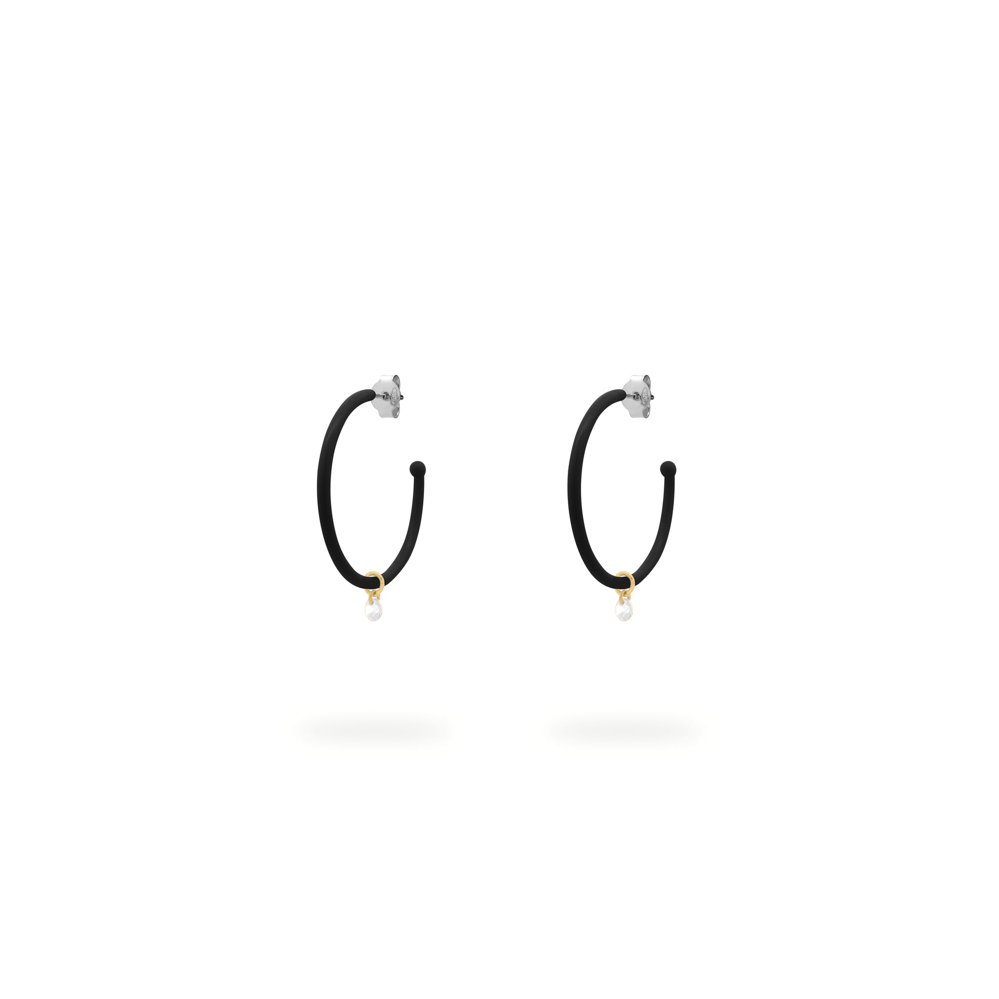 Orecchini a cerchio medio verniciati in nero con zircone bianco pendente - GIPSY CHIC Rue des Mille