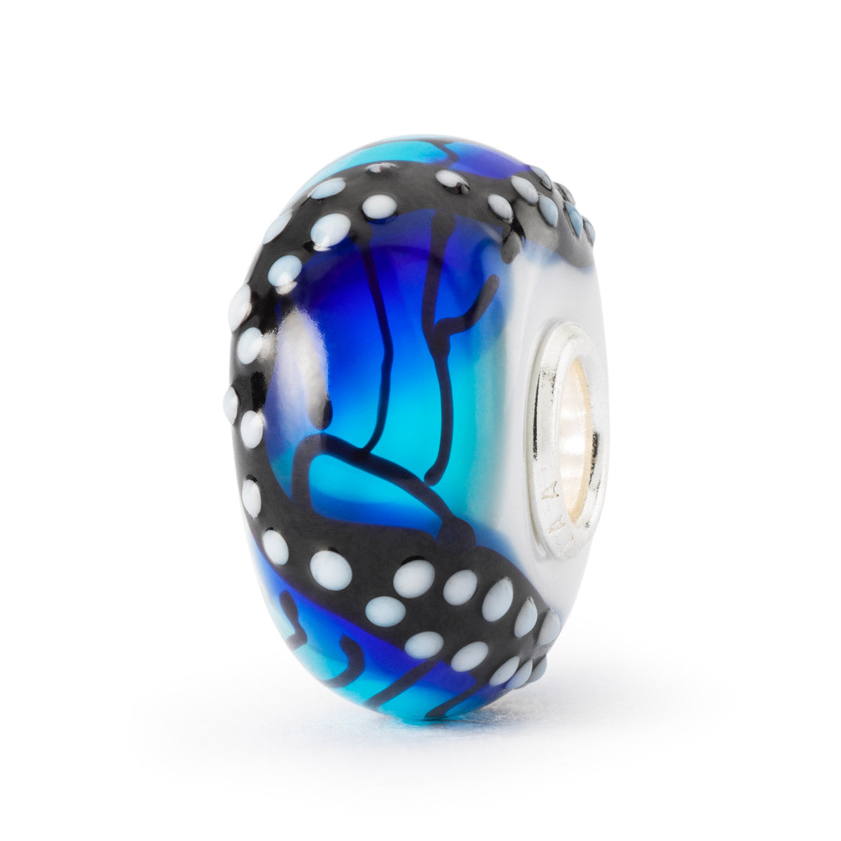 Ali della Serenità è un beads in vetro Trollbeads su cui è disegnata una farfalla blu con sfumature celesti.