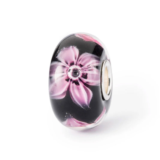 Ciclamino Trollbeads | Beads in vetro nero su cui sono disegnati fiori viola e rosa | TGLBE-20347