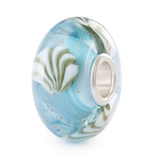 Conchiglia Preziosa Trollbeads | Beads in vetro celeste su cui sono disegnate conchiglie a strisce bianche e verde acqua | TGLBE-20464