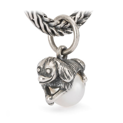Conforto Incondizionato Trollbeads | Beads in argento a forma di cane che abbraccia una perla bianca. | TAGBE-00303