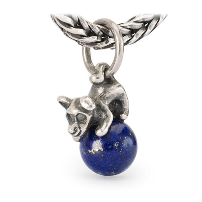 Entusiasmo incondizionato Trollbeads | Beads pendente formato da un cagnolino in argento e un lapislazzuli a sfera. | TAGBE-00301