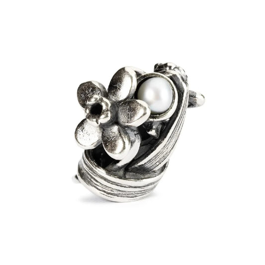 Giunchiglia di Marzo Trollbeads | Beads a forma di giunchiglia in argento con una perla d'acqua dolce bianca incastonata | TAGBE-00029