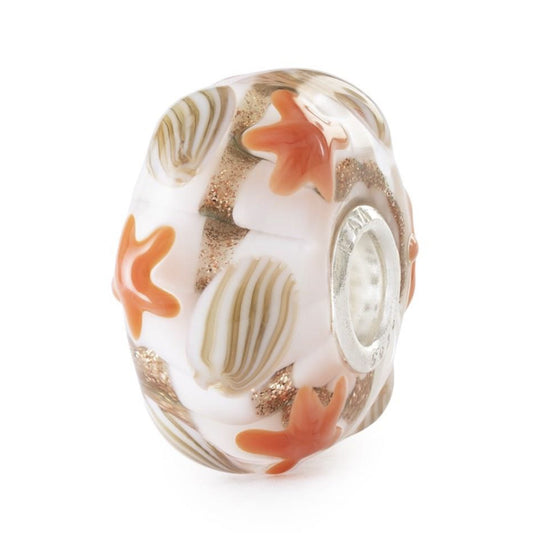 Onda dopo Onda Trollbeads | Beads in vetro bianco su cui sono disegnate stelle marine arancioni alternate a conchiglie bianche e beige | TGLBE-20462