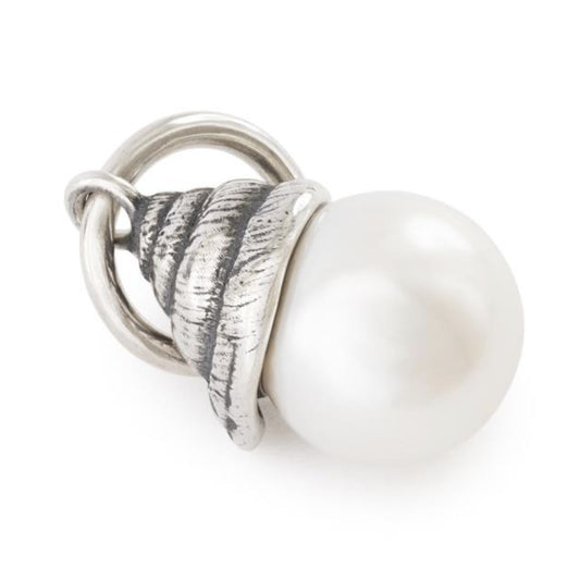 Pendente Tesoro dell'Oceano Trollbeads | Beads in argento a forma di conchiglia a spirale con perla bianca tonda incastonata | TAGBE-00312