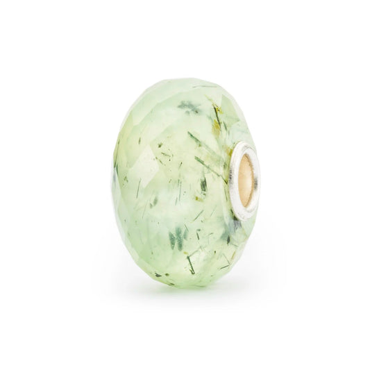 La Prenite con Quarzo Tormalinato è una pietra naturale Trollbeads color verde chiaro pastello | TSTBE-20041