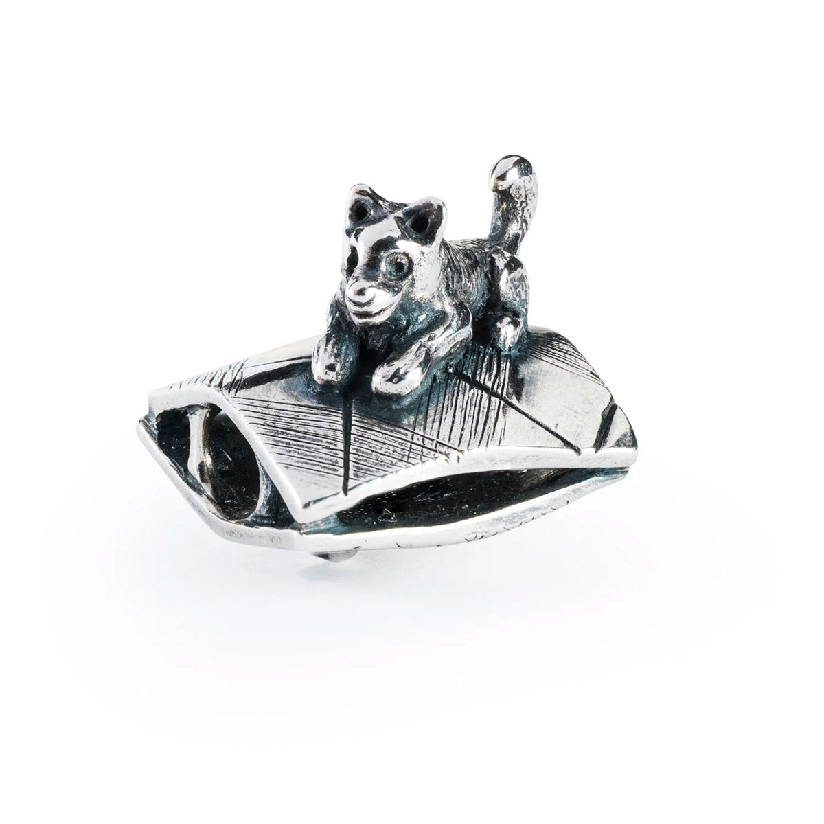 Protezione Incondizionata Trollbeads | Beads con cane in guardia sopra un tappeto. | TAGBE-50045
