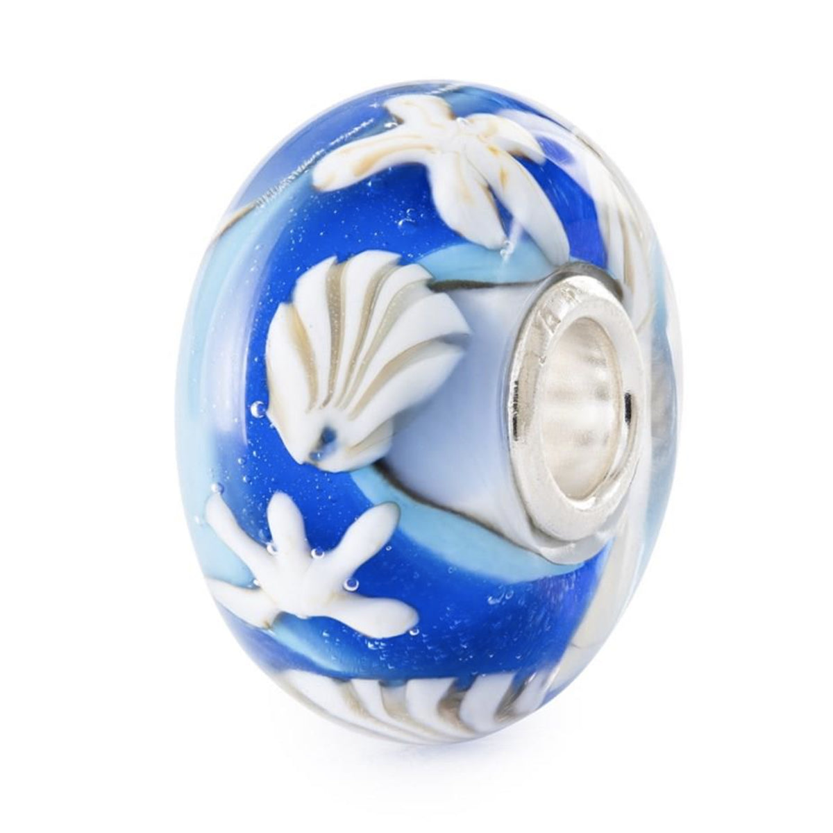 Tesori del Mare Trollbeads | Beads in vetro blu su cui sono disegnate stelle marine alternate a conchiglie, entrambe bianche | TGLBE-20461