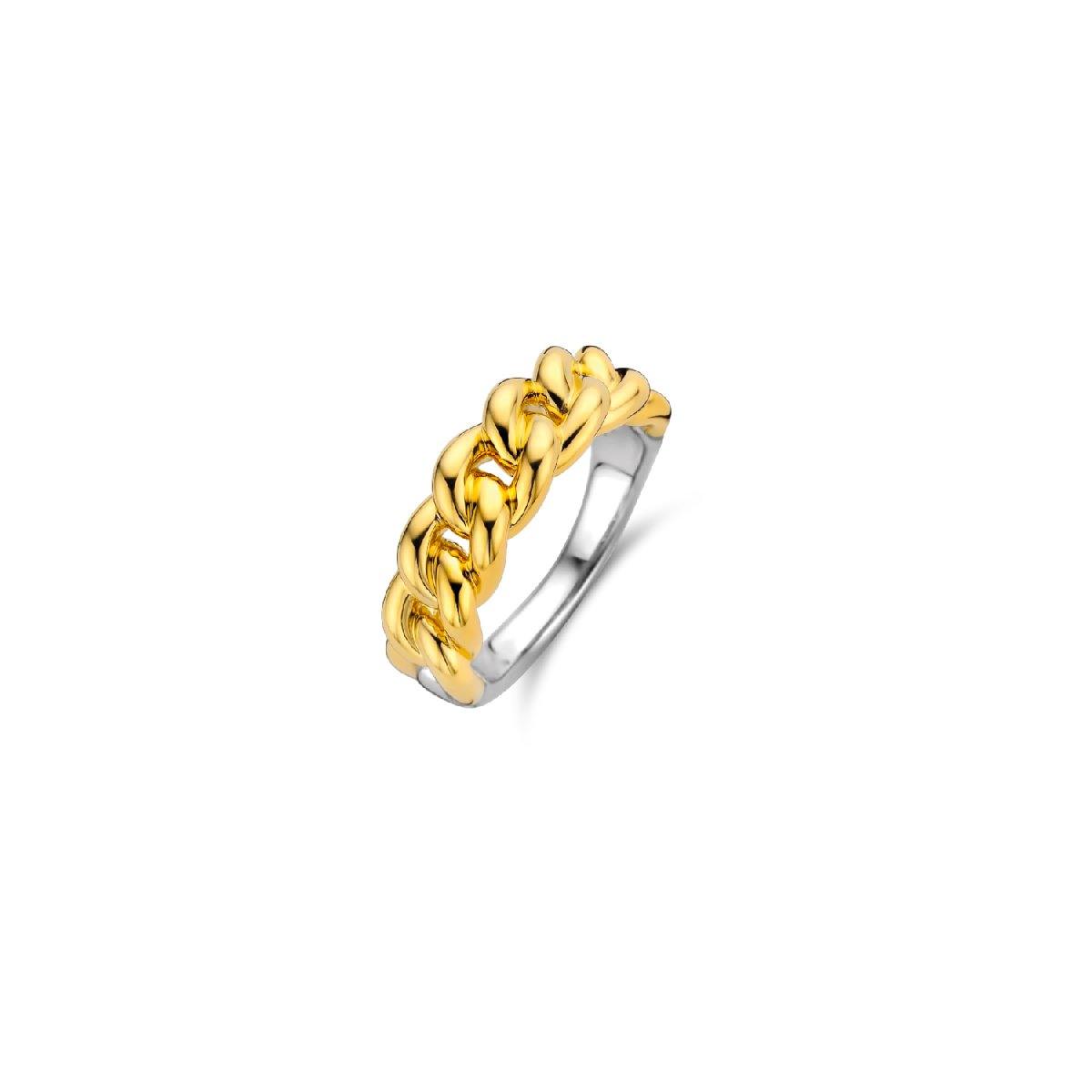 Le maglie intrecciate di questo anello d'argento TI SENTO - Milano sono placcate in oro giallo. Un gioiello originale, un grande classico di lusso.