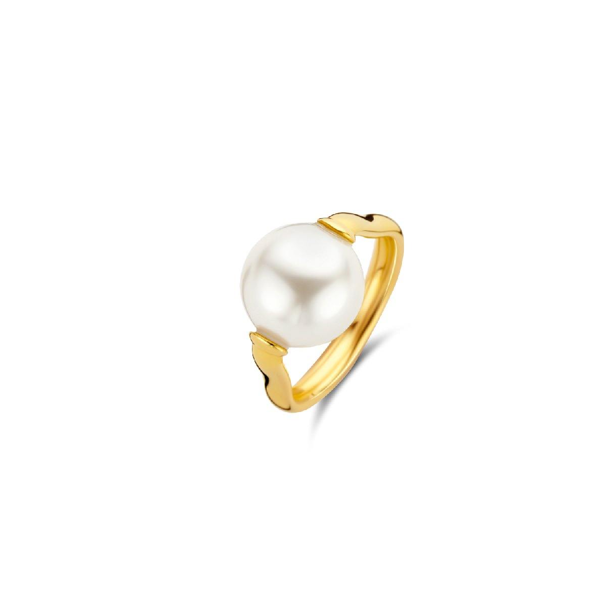 Questo anello d'argento placcato oro giallo TI SENTO - Milano colpisce per la sua lussuosa, lucente perla bianca. Questo anello è realizzato in argento sterling 925. La forma particolare della fascia ne fa una piccola opera d'arte. I suoi toni di bianco ne fanno un gioiello estremamente sofisticato. Una bellezza da indossare con il più smagliante dei sorrisi.