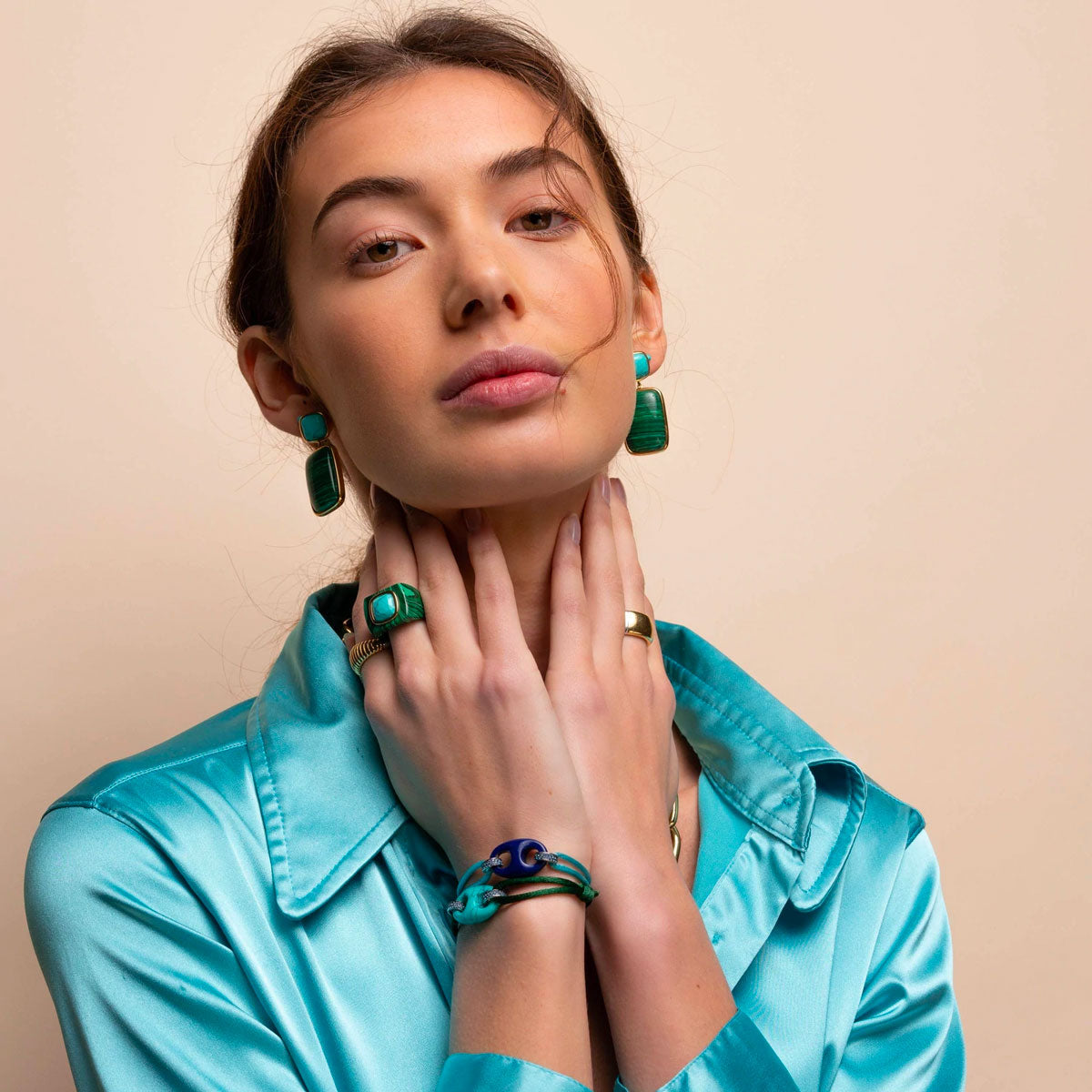 12255MA - Anello in Malachite e Turchese TI SENTO-Milano indossato da una modella
