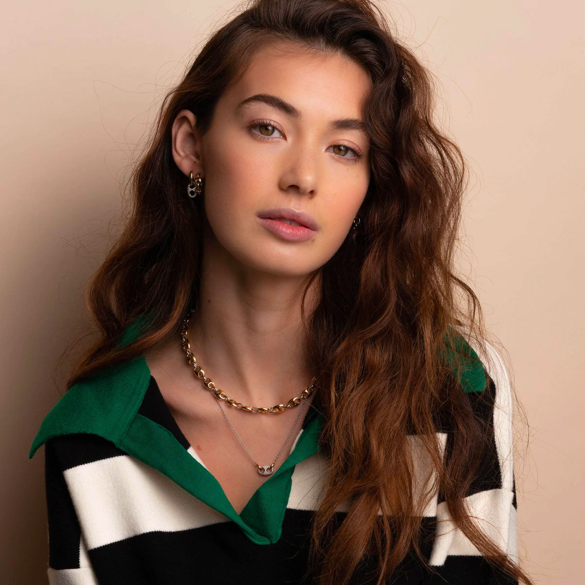 7877SY - Orecchini Maglia Marina TI SENTO-Milano indossati da una modella