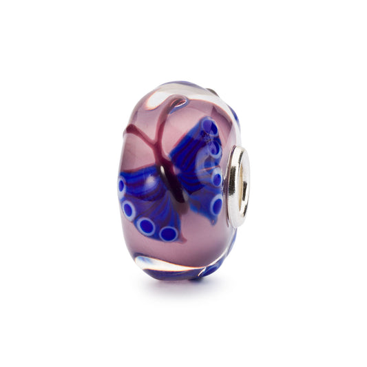 Farfalla dell'Intuizione Trollbeads | Beads in vetro rosa su cui sono disegnate farfalle blu | TGLBE-20293