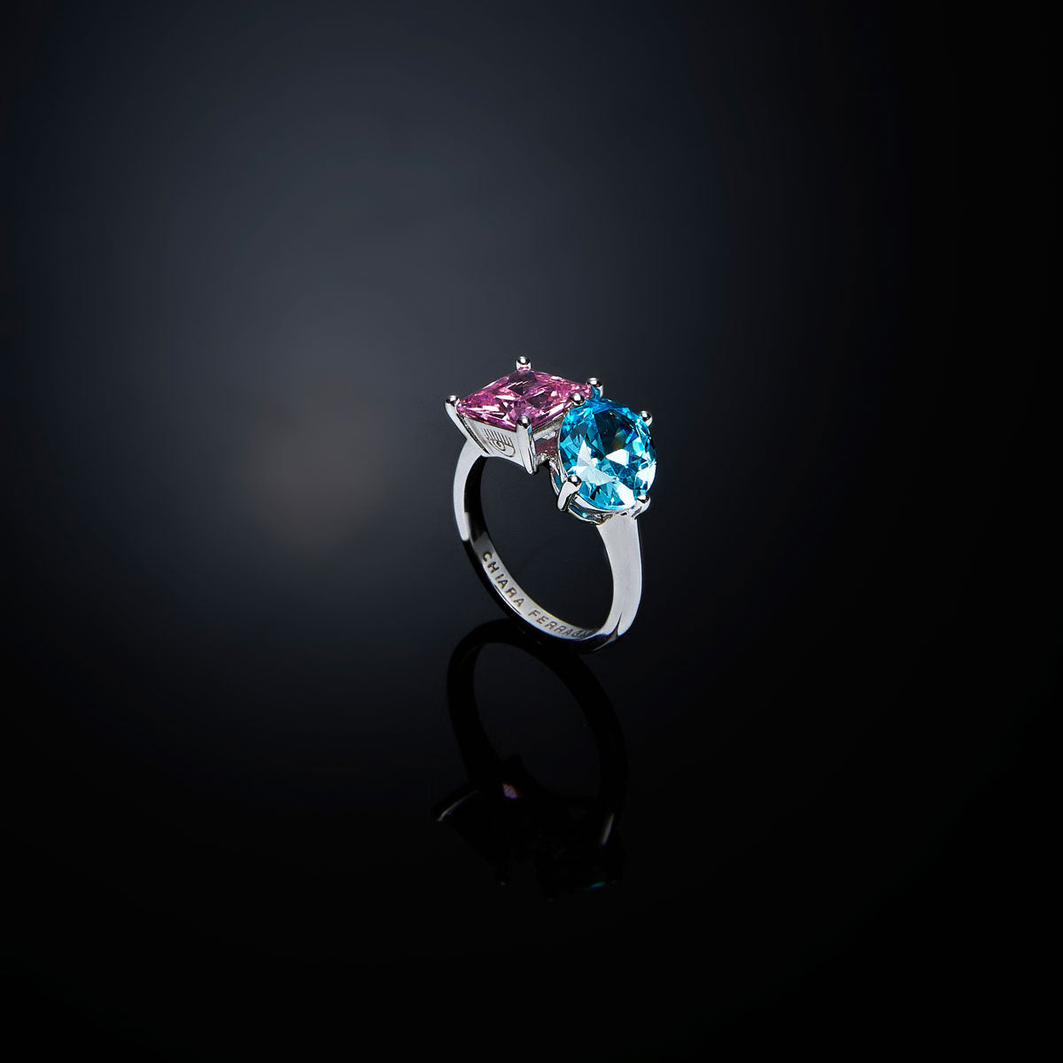 Anello contrarié multicolor da donna della nuova collezione Princess Rainbow di Chiara Ferragni realizzato in acciaio rodiato e completato da due zirconi, rosa e blu.