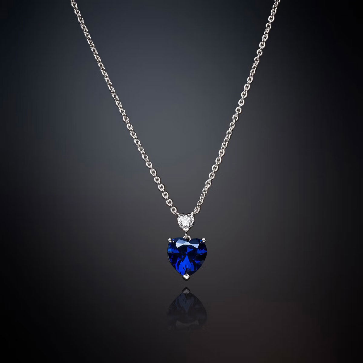 Collana con Cuore Blu della collezione DIAMOND HEARD disegnata da CHIARA FERRAGNI e realizzata in acciaio con finitura in platino.