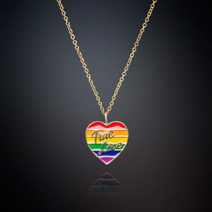 Collana placcata in oro giallo con pendente smaltato arcobaleno con scritta "TRUE LOVE". Sul bordo del cuore sono incastonati zirconi bianchi.