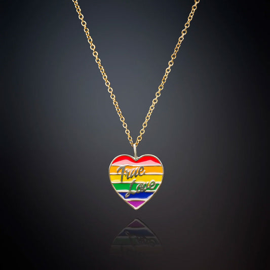 Collana placcata in oro giallo con pendente smaltato arcobaleno con scritta "TRUE LOVE". Sul bordo del cuore sono incastonati zirconi bianchi.