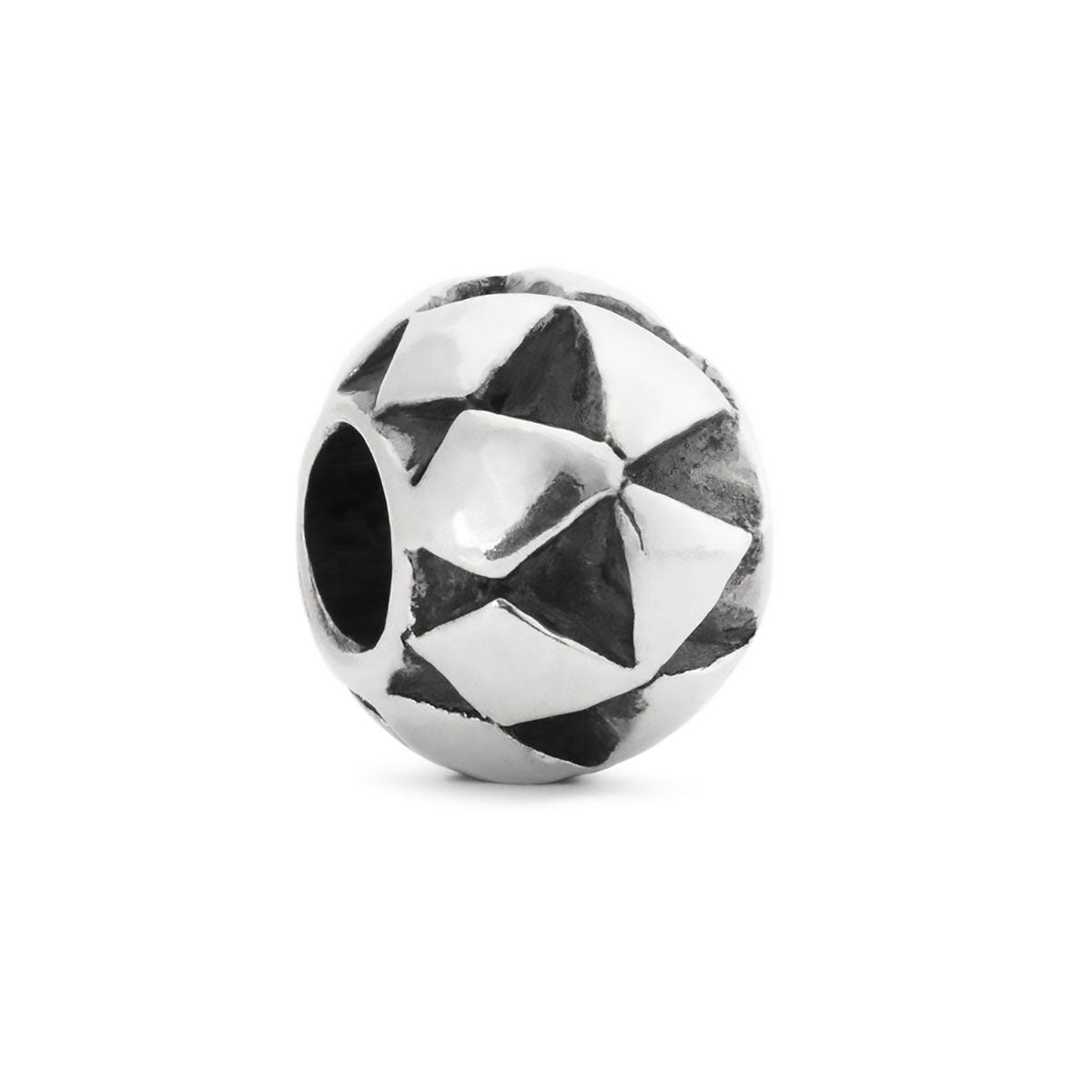 Il beads in argento Cuscino Etnico ha una forma a sfera ed è impreziosita da ornamenti a rombo e triangolo fatti a mano.
