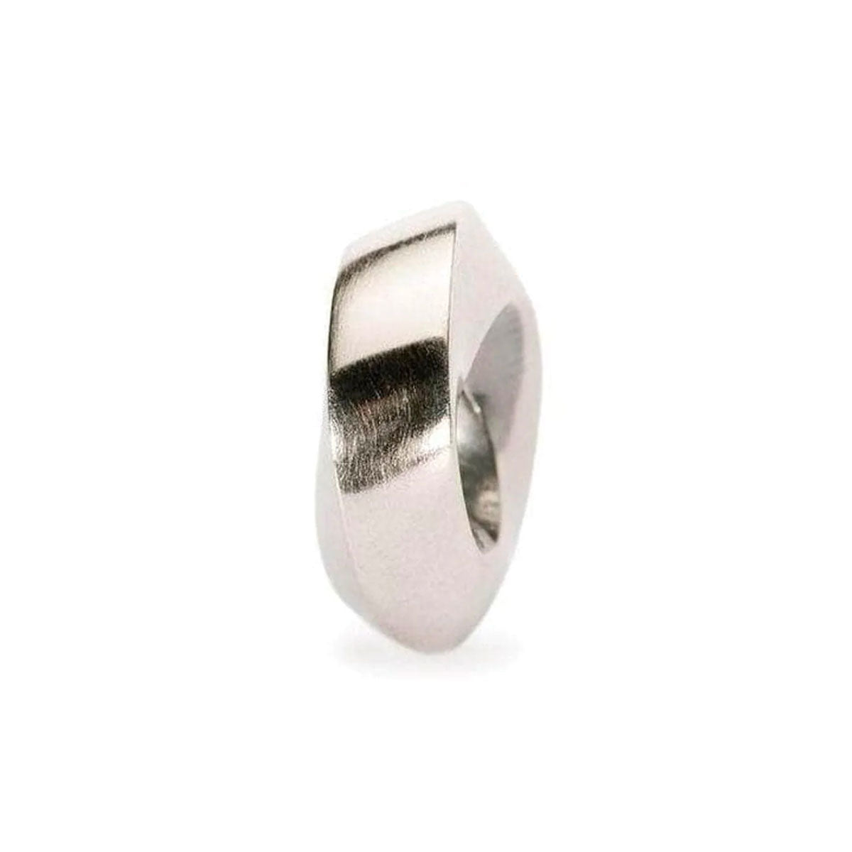 Il beads in argento Due Lati è realizzato interamente a mano e ha forma di un cilindro corto e ondulato.
