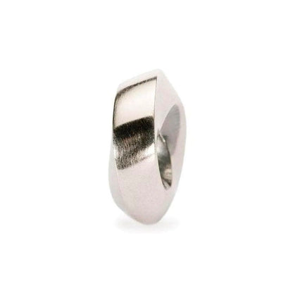 Il beads in argento Due Lati è realizzato interamente a mano e ha forma di un cilindro corto e ondulato.