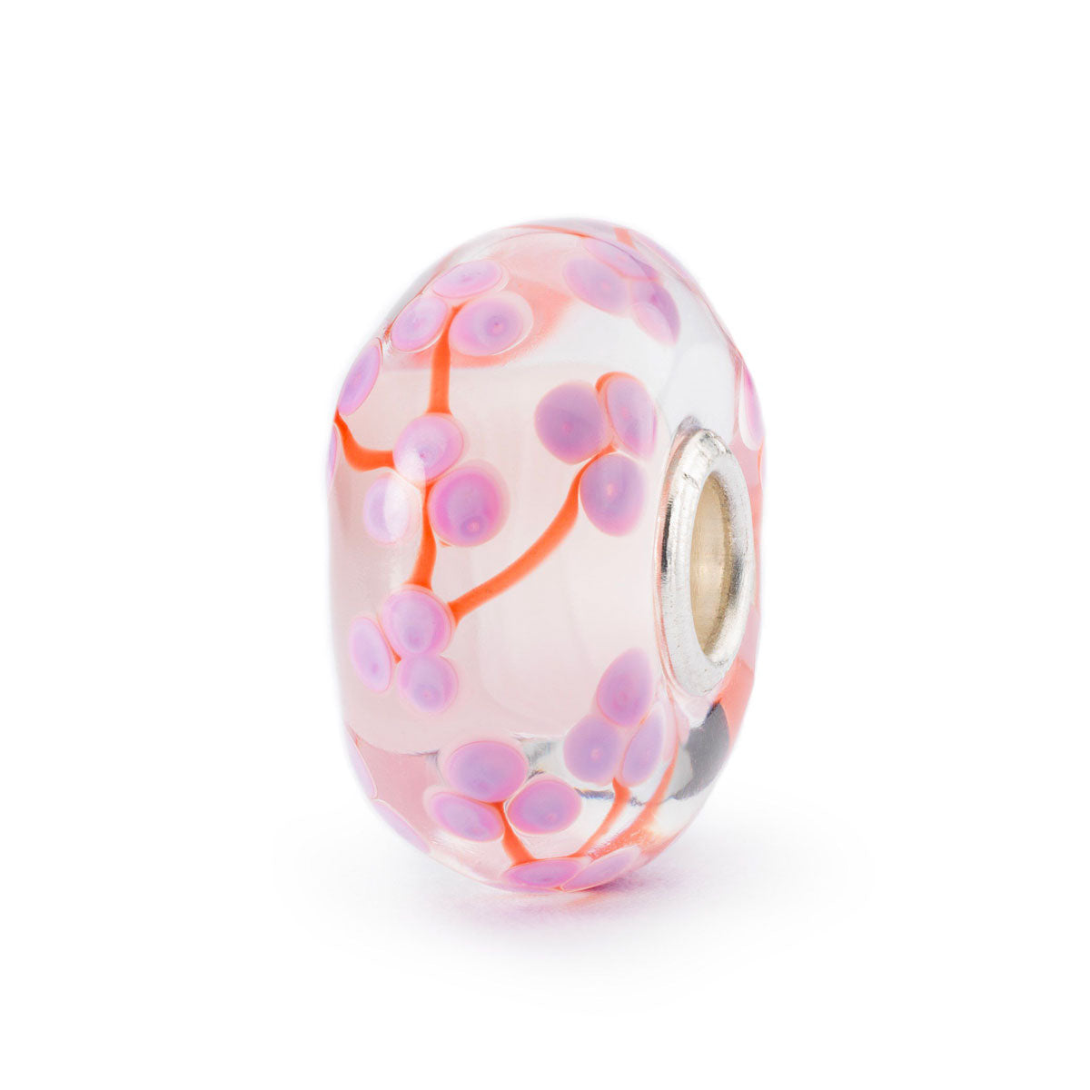 Vincitore del People's Beads 2022 Trollbeads. Fiori di pesco, come dice il suo nome, è un beads in vetro su cui sono disegnati i piccoli fiori rosa che nascono in primavera sull'albero spoglio.