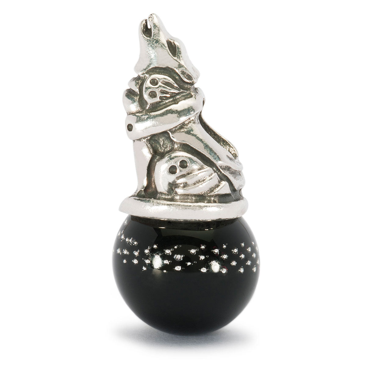 Il beads in argento e vetro Lupo Corazzato raffigura un lupo, seduto su una pallina in vetro di colore nero, che ulula.