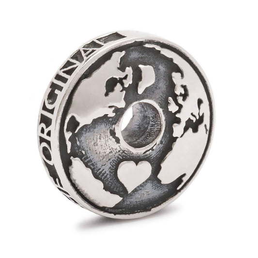 Il beads in argento Moneta Troll da un lato raffigura il globo con al centro un cuore, dall'altro il logo Trollbeads.