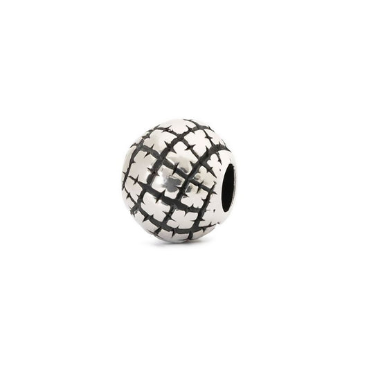 Il beads in argento Nomade ha una forma sferica abbellita da ornamenti realizzati a mano.