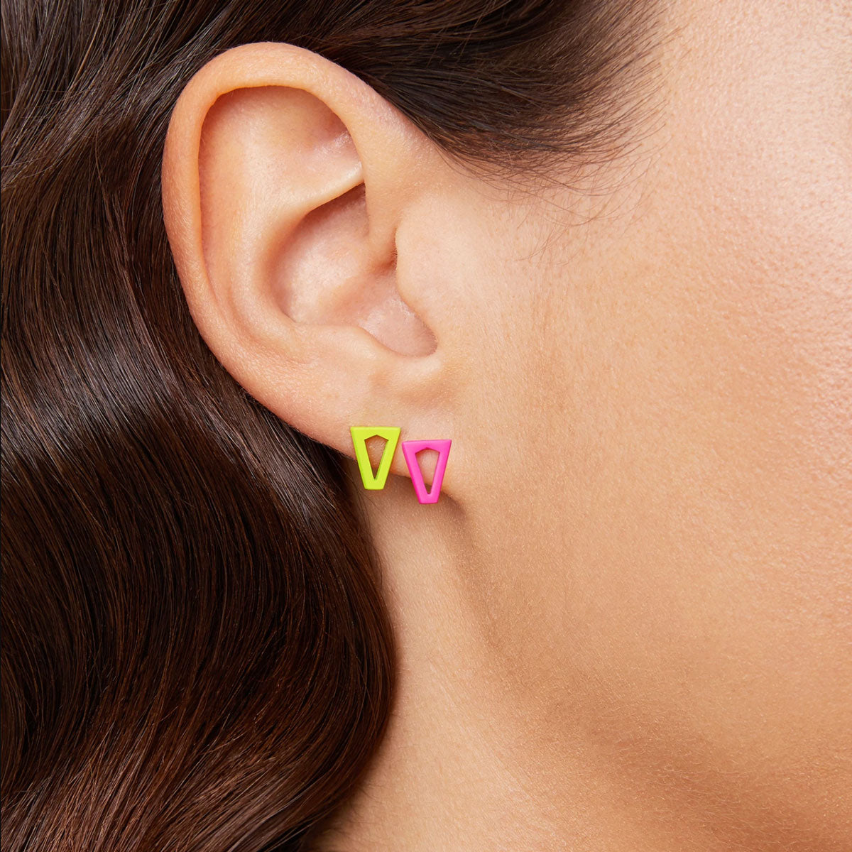 Gli orecchini JOY FLUO indossati da Valentina Ferragni Studio | DVF-OR-LO2