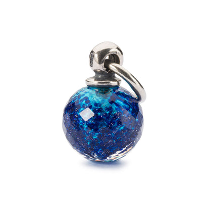 Pendente Cielo Stellato Trollbeads | Pendente composta da cerchietto in argento e pallina in vetro sfaccettato blu | TAGBE-00285