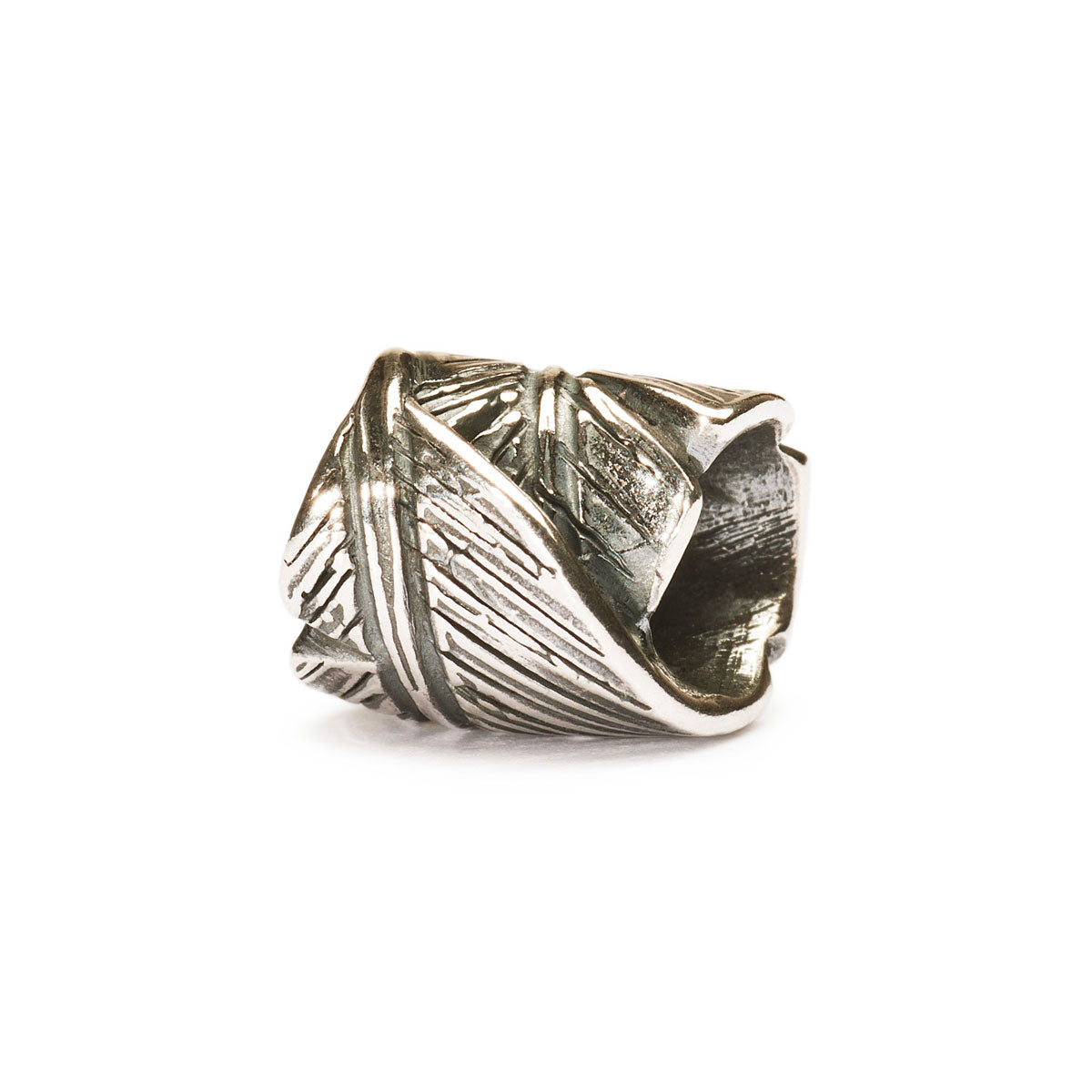 Il beads in argento Piuma raffigura una piuma attorcigliata su se stesso fino a formare una forma cilindrica.