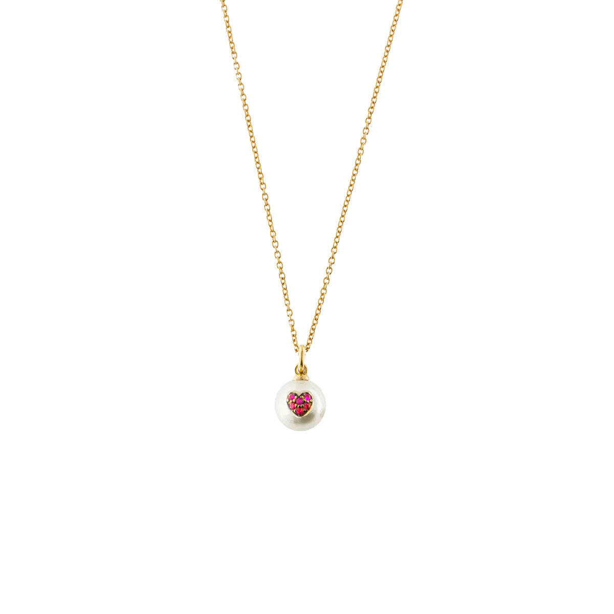 Girocollo a catenina semplice in argento 925 e finitura in oro giallo 18kt con una perla pendente. La perla bianca è impreziosita da un cuore con pavé di zirconi rossi.
