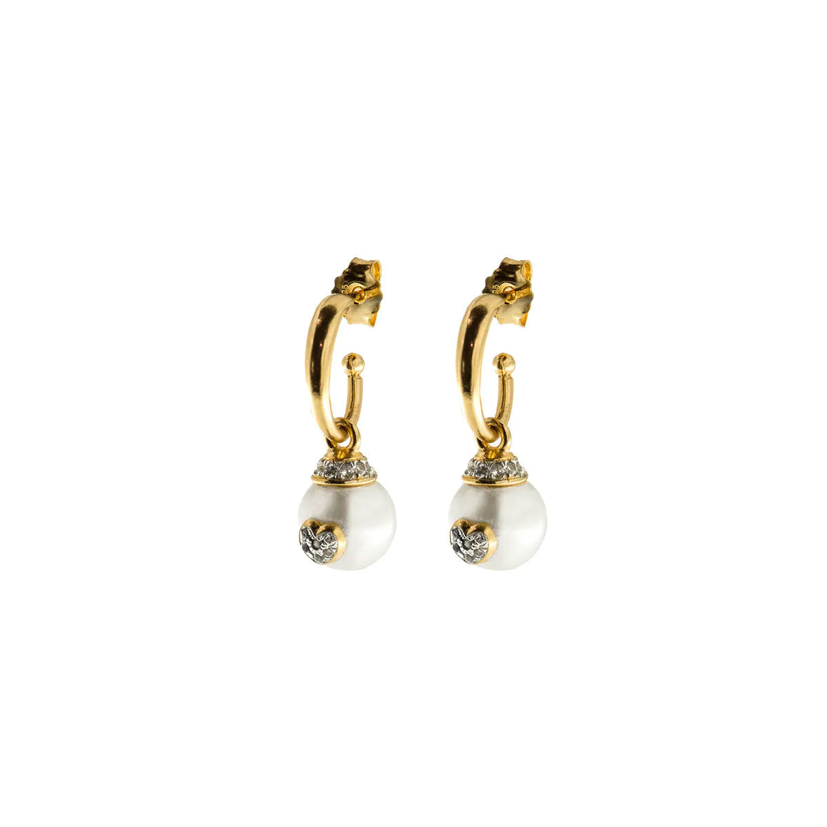 Orecchini pendenti in argento 925 e finitura in oro giallo 18kt con Perle bianche di piccole dimensioni. Le perle pendenti hanno un diametro di 1 cm. Cuori al centro della perla composti da un pavé di zirconi bianchi. Chiusura con la farfallina.