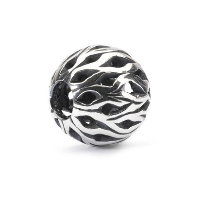 Il beads in argento Slancio ha una forma sferica che viene abbellita da ornamenti realizzati a mano.
