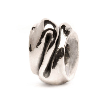 Trasformazione è uno dei beads in argento del museo Trollbeads. Questo raffigura un cilindro arrotolato su se stesso.