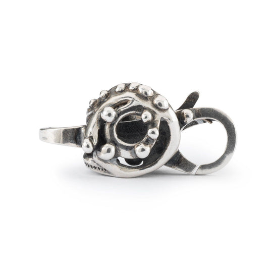 La chiusura Cinque Sensi realizzata in argento 925 da Trollbeads ha disegnato, al centro, un cerchio decorato con piccole murine. L'altro lato invece è liscio.