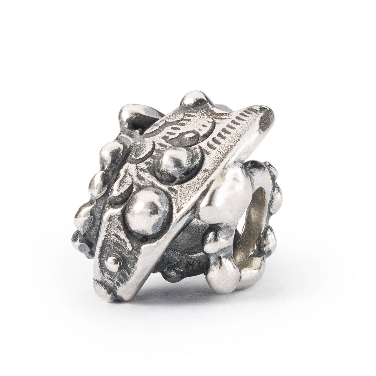 Il beads Cinque Sensi è in argento 925 e ha una forma quasi sferica. Sulla superficie sono presenti piccole palline.
