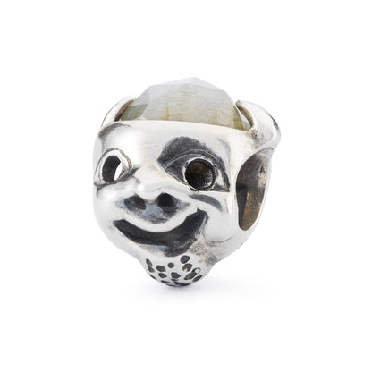 Il Mago della Trasformazione è un beads in argento che raffigura una testa con un viso sorridente e una pietra incastonata. La pietra utilizzata è una labradorite sfaccettata ed è incassata sulla testa del mago