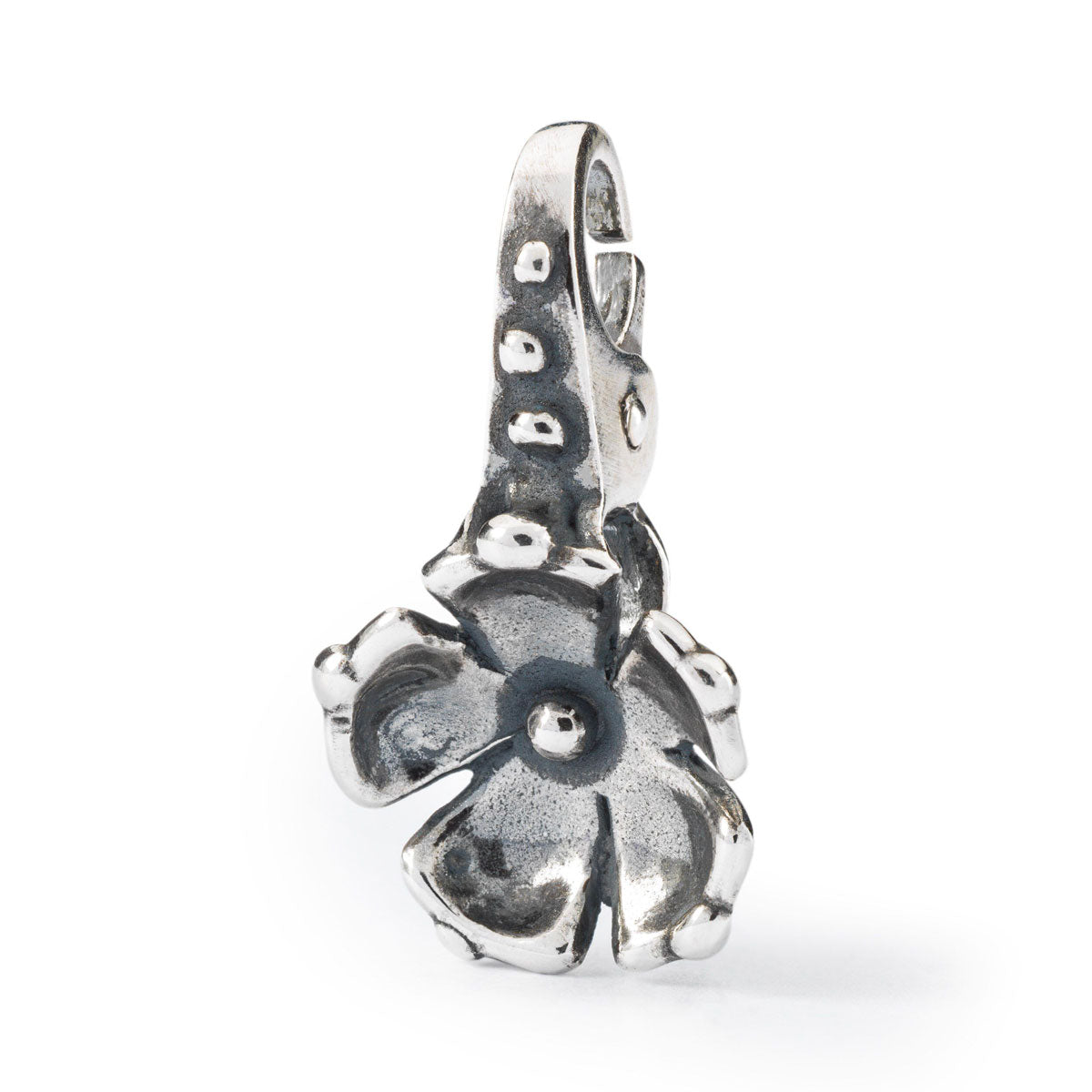 Il pendente Fiore d'Autunno è realizzato completamente in argento 925 ed è composta da un piccolo gancetto adornato da murine e dall'altro lato un fiore aperto.